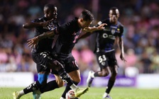 Messi bị CĐV quá khích quật ngã ngay trong trận giao hữu tại Puerto Rico, an ninh ‘toát mồ hôi’