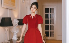 Điểm nhấn với trang phục khoét cổ ngực tinh tế, cuốn hút