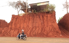 Hạ cốt nền đường ở Đồng Nai, nhiều nhà dân chênh vênh bên mép vực sâu