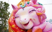 Linh vật ngựa 10 tấn màu hồng 'lên sóng' Tết Bính Ngọ, nhận mưa lời khen