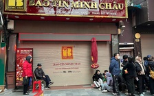 Khách xếp hàng mua khi giá vàng, bạc đảo chiều tăng mạnh