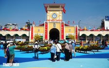 Quảng trường chợ Bến Thành mở rào chắn, người dân check-in chụp ảnh tết