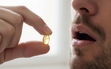 Uống dầu cá omega-3 trước hay sau ăn thì hấp thu tốt hơn?