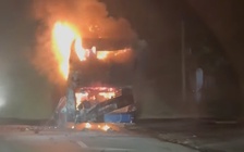 Quảng Trị: Xe khách bốc cháy khi dừng đỗ cho khách đi vệ sinh