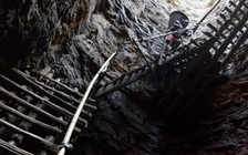 'Mỏ hang chuột' ở Ấn Độ nổ tung, ít nhất 18 người chết 