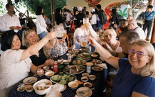 Miền Tây tấp nập khách nước ngoài về ăn tết