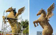 Bỏ 10 triệu dựng linh vật ngựa rơm, chủ vườn mời chụp ảnh tết miễn phí