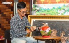 'Vẽ tết' lên trái dừa, kỹ sư trẻ ở Quảng Trị khoe tài, kiếm thêm tiền triệu