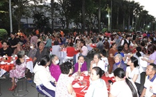 Tiệc tất niên ở góc công viên TP.HCM, nhạc xuân rộn ràng: Hơn 500 người cùng ăn tết