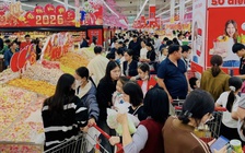 Khách hàng kéo đến siêu thị mua sắm ngày 21 tháng chạp Tết Bính Ngọ