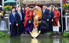 Chủ tịch nước và phu nhân cùng kiều bào thả cá chép tại hồ Hoàn Kiếm