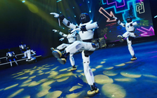 Robot múa lửa, ca hát làm chủ sân khấu nghệ thuật