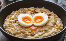 Người tập gym nên ăn trứng với gì để hấp thu protein hiệu quả hơn?