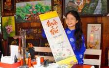 Những cô gái hóa thân thành 'bà đồ' viết thư pháp giữa phố xuân Cần Thơ