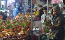 Gà cánh tiên giá nửa triệu tại chợ 'nhà giàu' cháy hàng dịp tết ông Công ông Táo