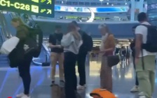 Hàng trăm ngàn hành khách bị mắc kẹt do Trung Đông đóng cửa không phận