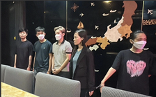 Truy tố 6 bị cáo dùng vũ lực, lột đồ, ép khách trả tiền karaoke ở TP.HCM