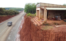 Nhiều nhà dân chênh vênh bên mép vực sâu: Quản lý công trình nói gì?