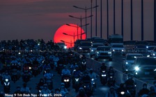 'Mặt trời trứng muối' mỗi chiều, thu hút nhiều người đi ngắm