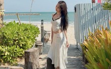 Chân váy trắng mang đến phong cách dịu dàng cho những ngày nắng