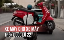 Thót tim: Ngang nhiên xe máy 'cõng' xe máy trên quốc lộ 22