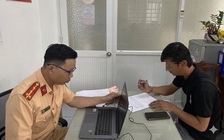 Clip xe tải chuyển làn đè cọc tiêu trên đường Đỗ Mười, tài xế bị xử phạt