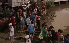 Bé gái 3 tuổi ở Cà Mau rơi xuống sông tử vong