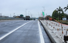 Cầu qua sông Như Ý ở Huế thông xe khi chưa có lan can, lề đi bộ