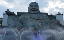 Khám phá 'đường hầm điêu khắc' bên trong tượng Bồ Tát Di Lặc ở núi Bà