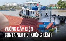 Container rơi xuống kênh Chợ Gạo do vướng dây điện