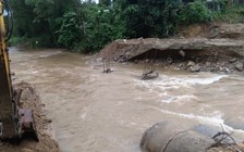 Đà Nẵng: Cầu tạm bị lũ cuốn trôi gây chia cắt khu dân cư