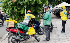 Hàng quán tăng giá, phí ship phụ thu xăng dầu