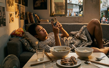 Vừa ăn xong nằm lướt điện thoại: Điều gì xảy ra với cơ thể?