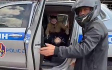 CSGT Đồng Nai dùng xe đặc chủng đưa người phụ nữ bị tai nạn đi cấp cứu