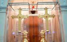 Nhà thờ Đức Bà: Sẽ đặt 2 Thánh giá mạ vàng nặng 400 kg lên đỉnh tháp ngày 19.3