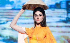 Miss Charm 2025 Anna Blanco diện áo dài diễn thời trang cùng nghệ sĩ Việt