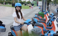 Người dân, du khách hào hứng trải nghiệm xe đạp điện công cộng