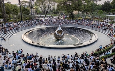 Đông đảo người dân TP.HCM đổ về công viên số 1 Lý Thái Tổ xem nhạc nước