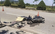 Chạy xe máy tông vào trụ đèn chiếu sáng, 2 thanh niên tử vong