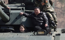 Con gái ông Kim Jong-un xuất hiện cùng cha trên xe tăng chiến đấu chủ lực mới
