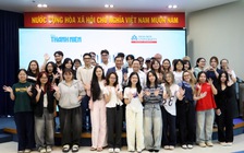 Sinh viên ngành quan hệ công chúng phóng máy bay để… chọn đề thi cuối kỳ