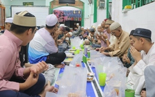 Sau 18 giờ 8 phút, người dân hẻm kiêng rượu bia, thịt heo ở TP.HCM ăn gì?