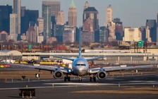 Hai máy bay suýt va chạm khi hạ cánh tại sân bay
