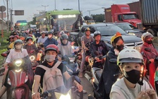 Giá xăng tăng, vượt 30.000 đồng/lít, người đi làm xa… thở dài