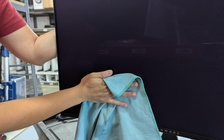 Sai lầm khi lau màn hình OLED nhiều người đang mắc phải