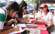 Tư vấn mùa thi: Gian hàng 'nóng' từ sáng sớm, học sinh săn cơ hội tương lai