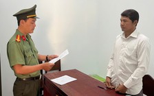 Dùng dao đánh cán bộ, bị khởi tố về tội sử dụng vũ khí quân dụng