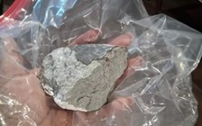 Thiên thạch lao xuống bang Texas, mảnh vỡ xuyên thủng mái nhà người dân