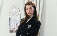 Chỉ với một chiếc cài áo, trang phục tầm thường cũng hóa sang trọng