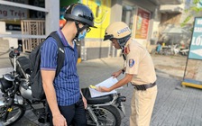 15 phút, hơn 100 xe máy đi trên vỉa hè Quang Trung bị CSGT TP.HCM phạt nguội